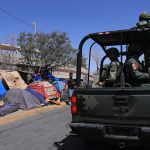 Soldados patrullan mientras migrantes acampan en Ciudad Juárez en el estado de Chihuahua (México). Archivo. EFE/ Luis Torres