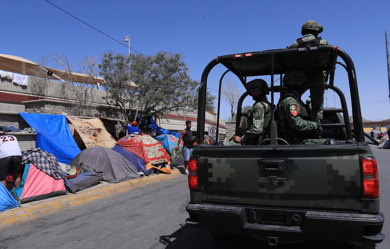 Soldados patrullan mientras migrantes acampan en Ciudad Juárez en el estado de Chihuahua (México). Archivo. EFE/ Luis Torres