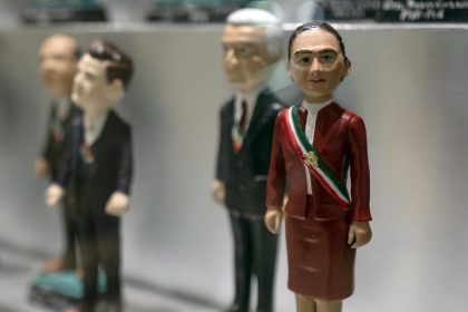 Figura en miniatura de la presidenta de México Claudia Sheinbaum, que se expone este lunes en la instalaciones del Museo de Historia Mexicana en la ciudad de Monterrey (México). EFE/Miguel Sierra