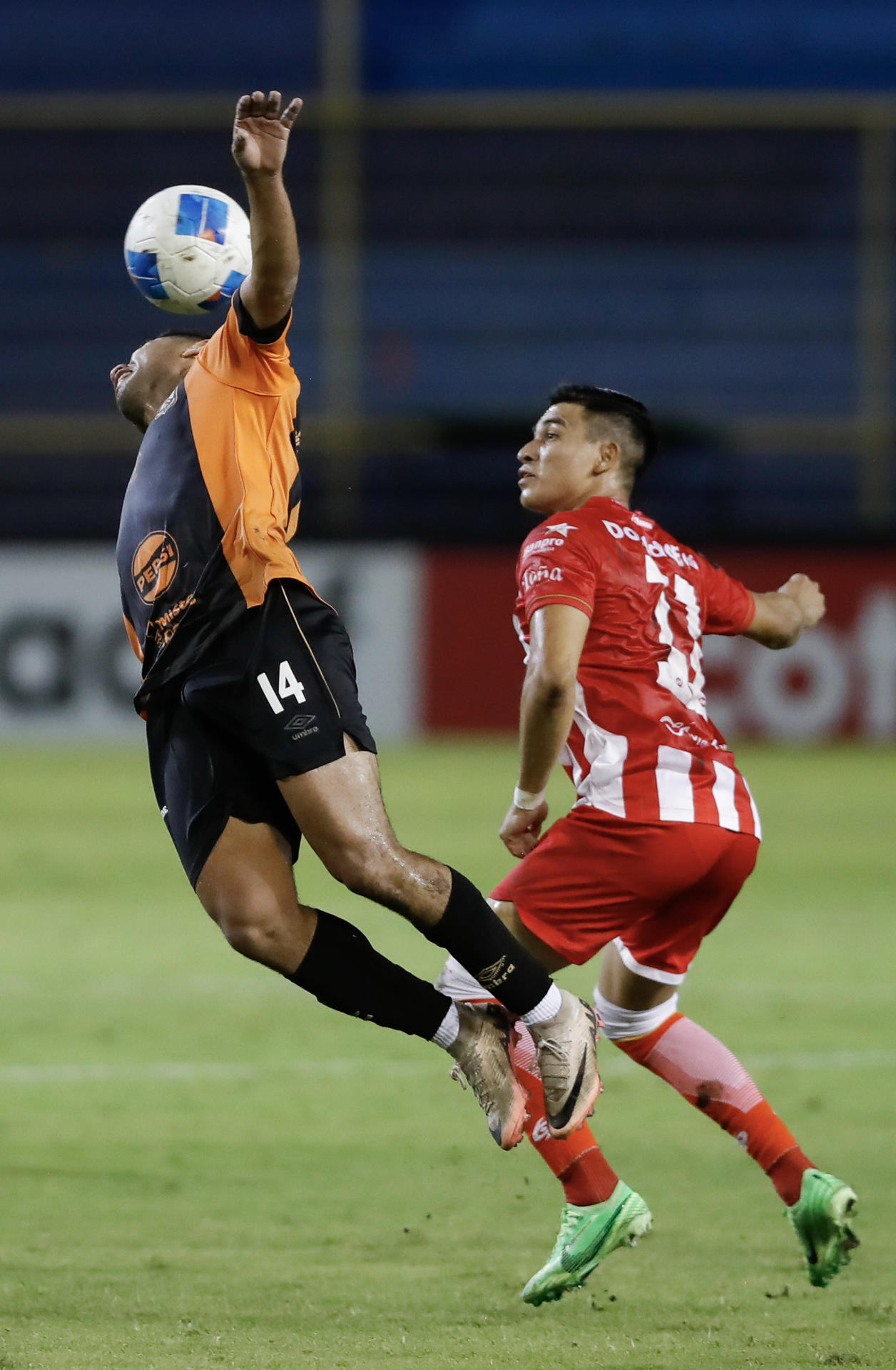 El centrocampista del Águila salvadoreño Melvin Cartagena (i) busca apoderarse del balón durante un pasaje del partido de vuelta de los cuartos de final de la Copa Centroamericana que el Real Estelí nicaragüense igualó este miércoles sin goles en el estadio Cuscatlán, en San Salvador. EFE/ Rodrigo Sura
