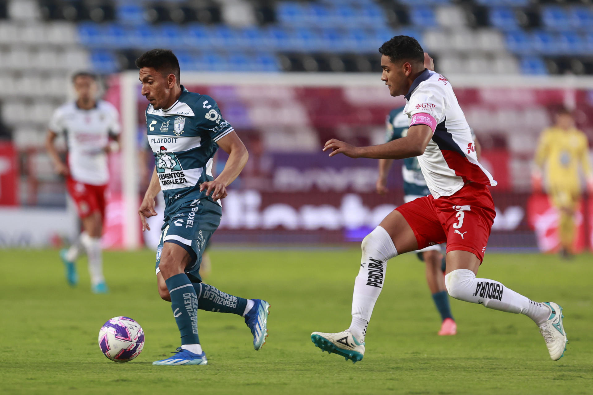 Ángel Mena (i) de Pachuca disputa el balón con Gilberto Sepúlveda de Guadalajara este sábado, en el partido de la jornada 12 del torneo Apertura 2024 del fútbol mexicano. EFE/ David Martínez Pelcastre
