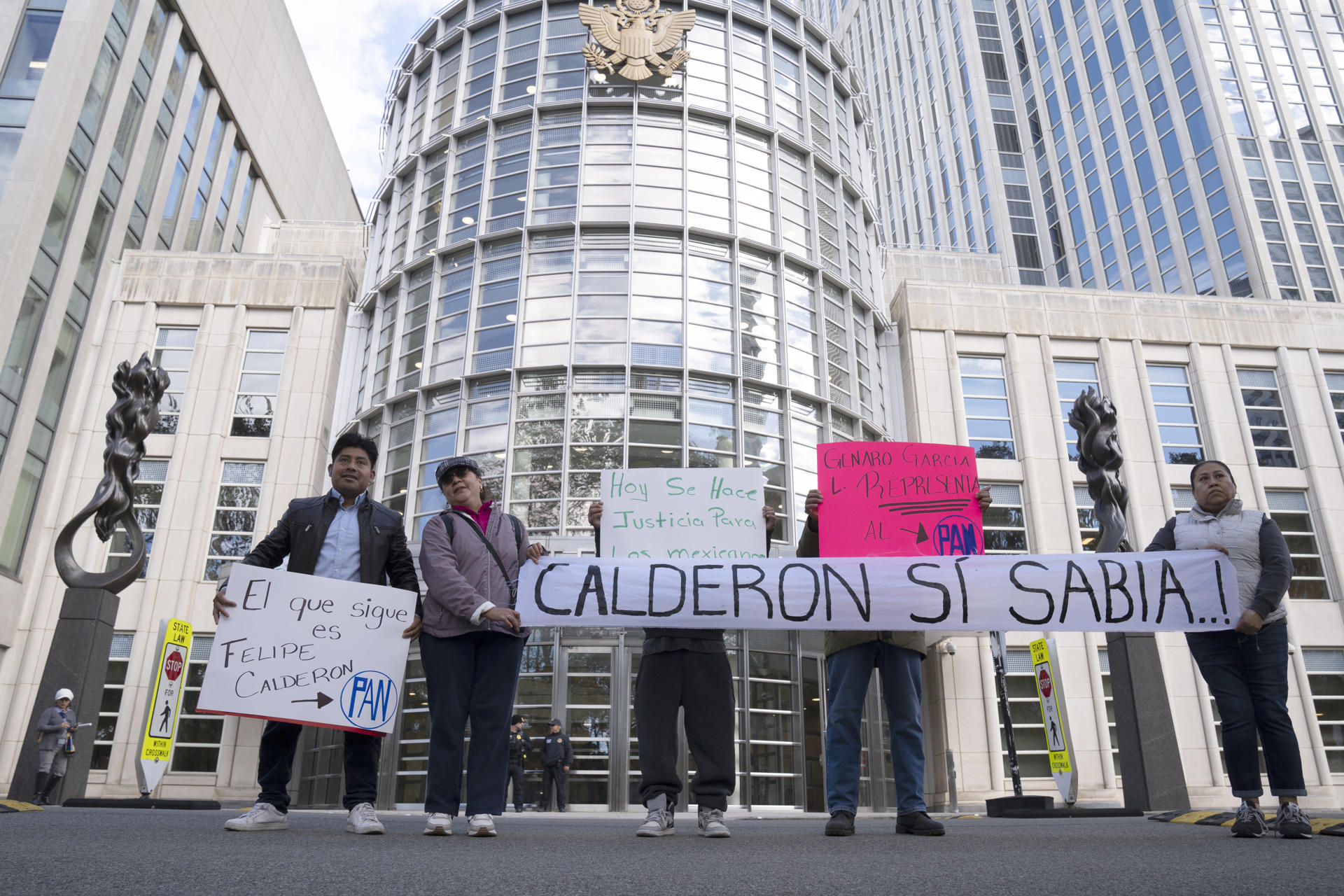 Personas se manifiestan con pancartas frente a los tribunales de Brooklyn durante el juicio a Genaro García Luna, exsecretario mexicano de Seguridad acusado de narcotráfico, este miércoles en Nueva York (EE.UU.). EFE/Ángel Colmenares
