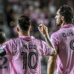 Lionel Messi del Inter de Miami junto a su compañero de equipo, el delantero Leonardo Campana. EFE/EPA/CRISTÓBAL HERRERA-ULASHKEVICH