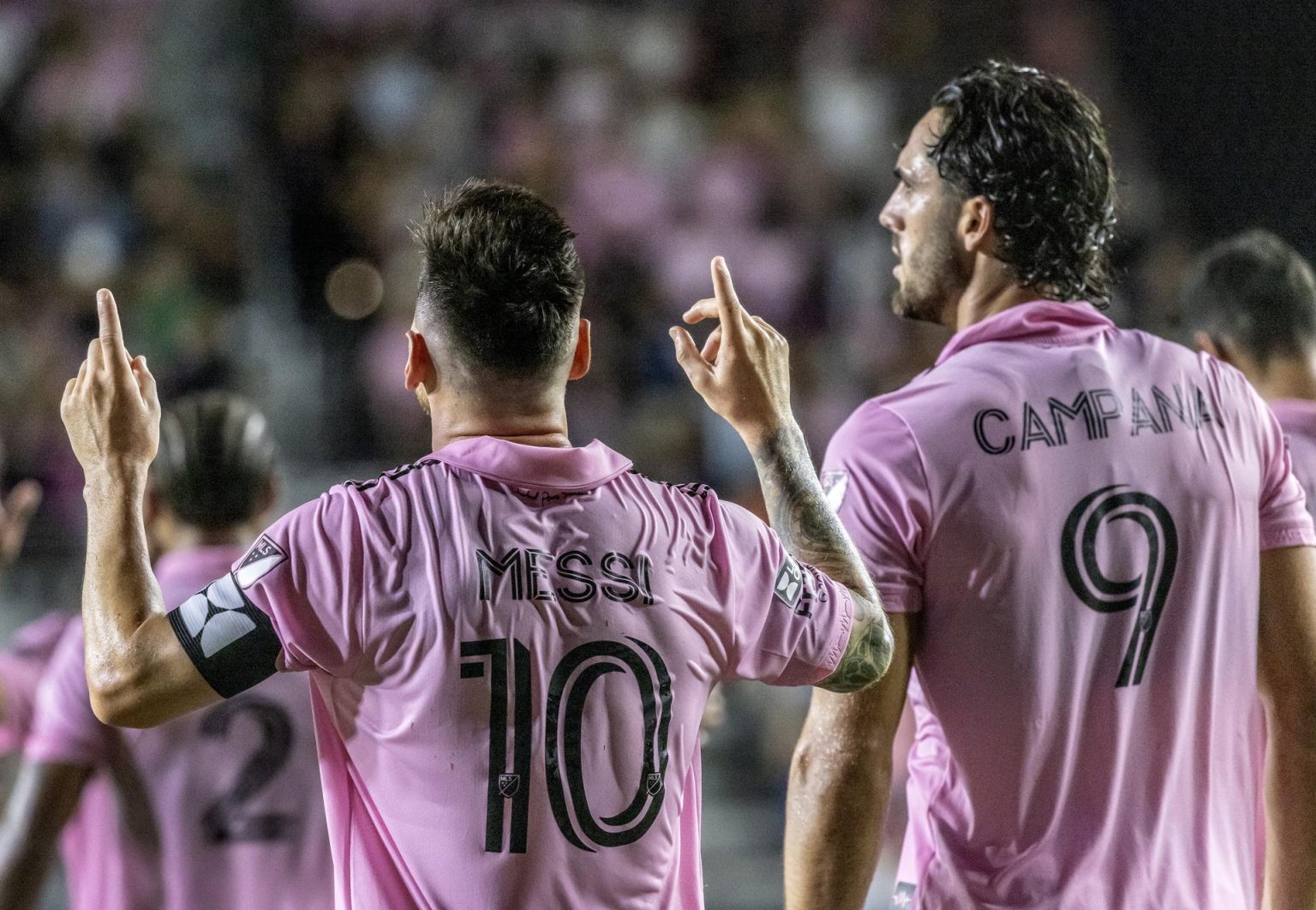 Lionel Messi del Inter de Miami junto a su compañero de equipo, el delantero Leonardo Campana. EFE/EPA/CRISTÓBAL HERRERA-ULASHKEVICH