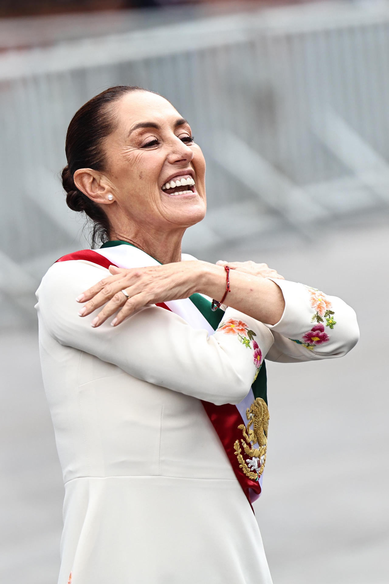 La presidenta de México, Claudia Sheinbaum, saluda a simpatizantes a su llegada a Palacio nacional, este martes en la Ciudad de México (México). EFE/Sáshenka Gutiérrez