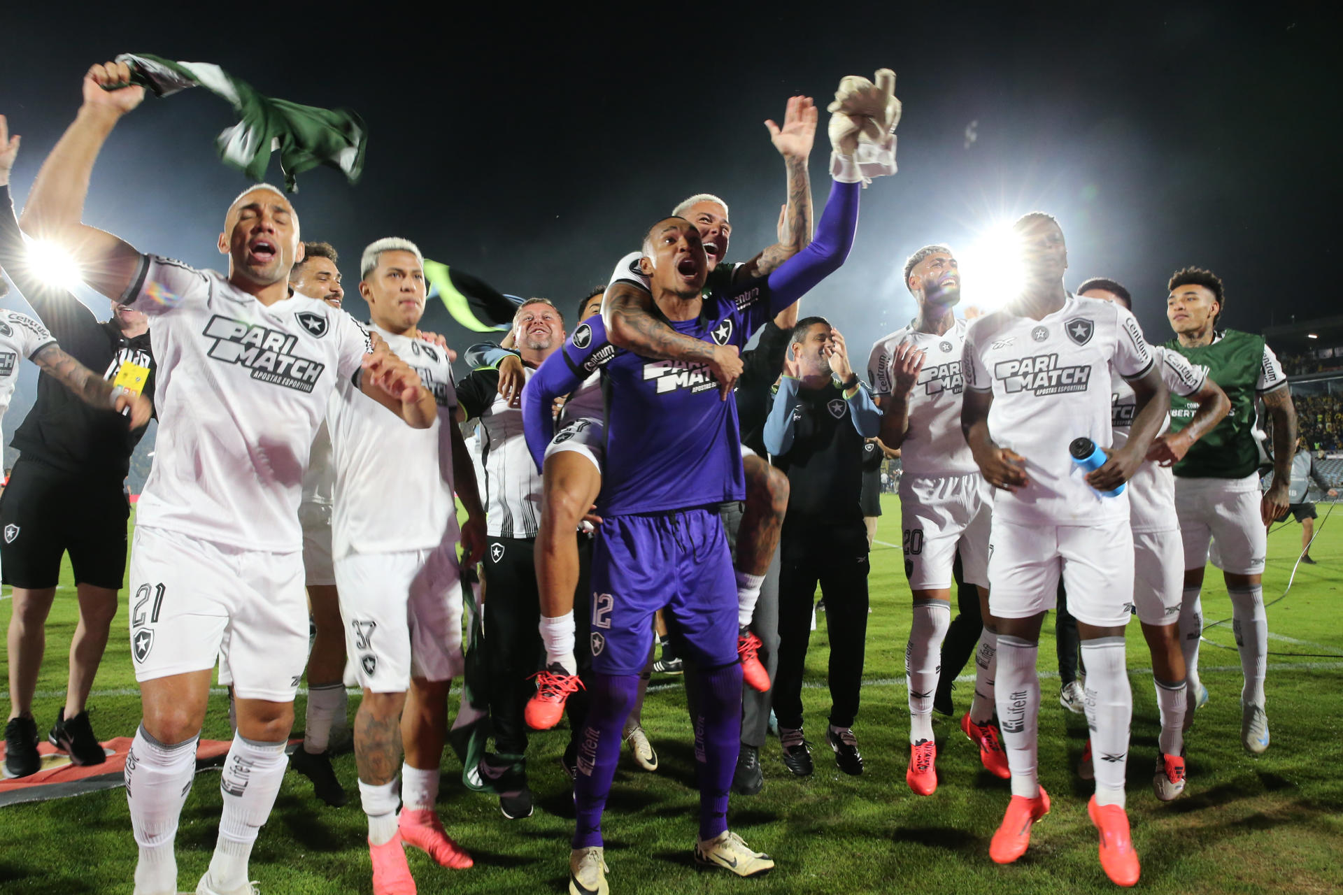 Jugadores de Botafogo celebran al final del juego ante Peñarol en Montevideo (Uruguay). EFE/ Raúl Martínez
