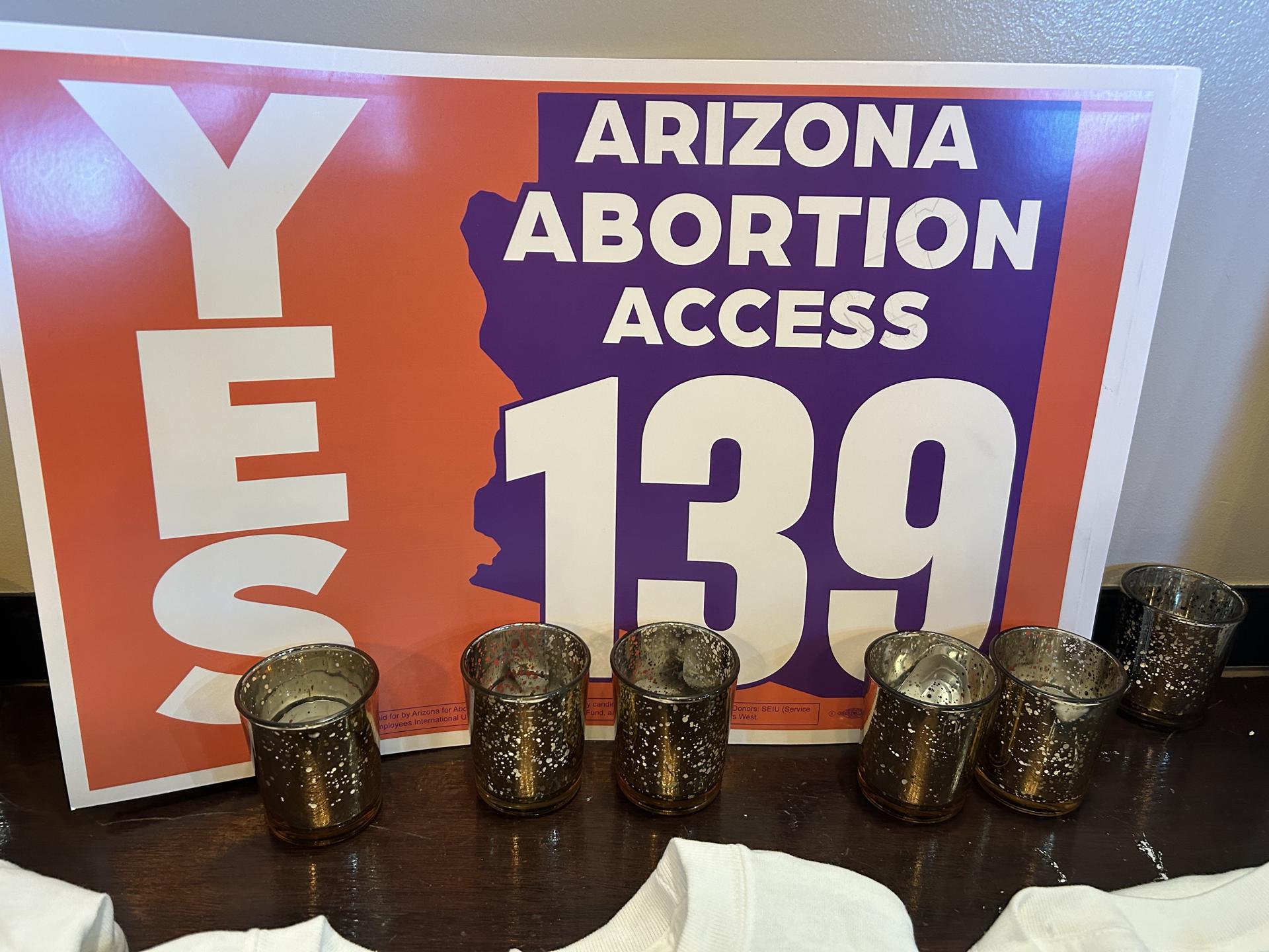 Vista de un cartel que pide el voto a la propuesta 139 en las boletas de Arizona, que busca reformar la Constitución estatal y convertir el aborto en un derecho de la mujer, puesta sobre una mesa durante un tour que lleva el nombre de 'El aborto es salud' el sábado 28 de septiembre a la ciudad de Tucson en Arizona. EFE/María León
