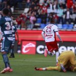 Roberto Alvarado (c) de Guadalajara celebra un gol en el partido de la jornada 12 del torneo Apertura 2024 del fútbol mexicano. EFE/ David Martínez Pelcastre