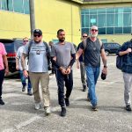 Fotografía cedida sin fecha por la Embajada de Estados Unidos en Trinidad y Tobago, donde aparecen alguaciles estadounidenses, agentes del Servicio de Policía de Trinidad y Tobago y del Servicio de Seguridad Diplomática de Estados Unidos escoltando a Farzan Mohammed (c) para su extradición a Estados Unidos por delitos sexuales contra niños, en el aeropuerto de Piarco (Trinidad y Tobago). EFE/ Embajada de Estados Unidos /SOLO USO EDITORIAL /NO VENTAS /SOLO DISPONIBLE PARA ILUSTRAR LA NOTICIA QUE ACOMPAÑA /CRÉDITO OBLIGATORIO