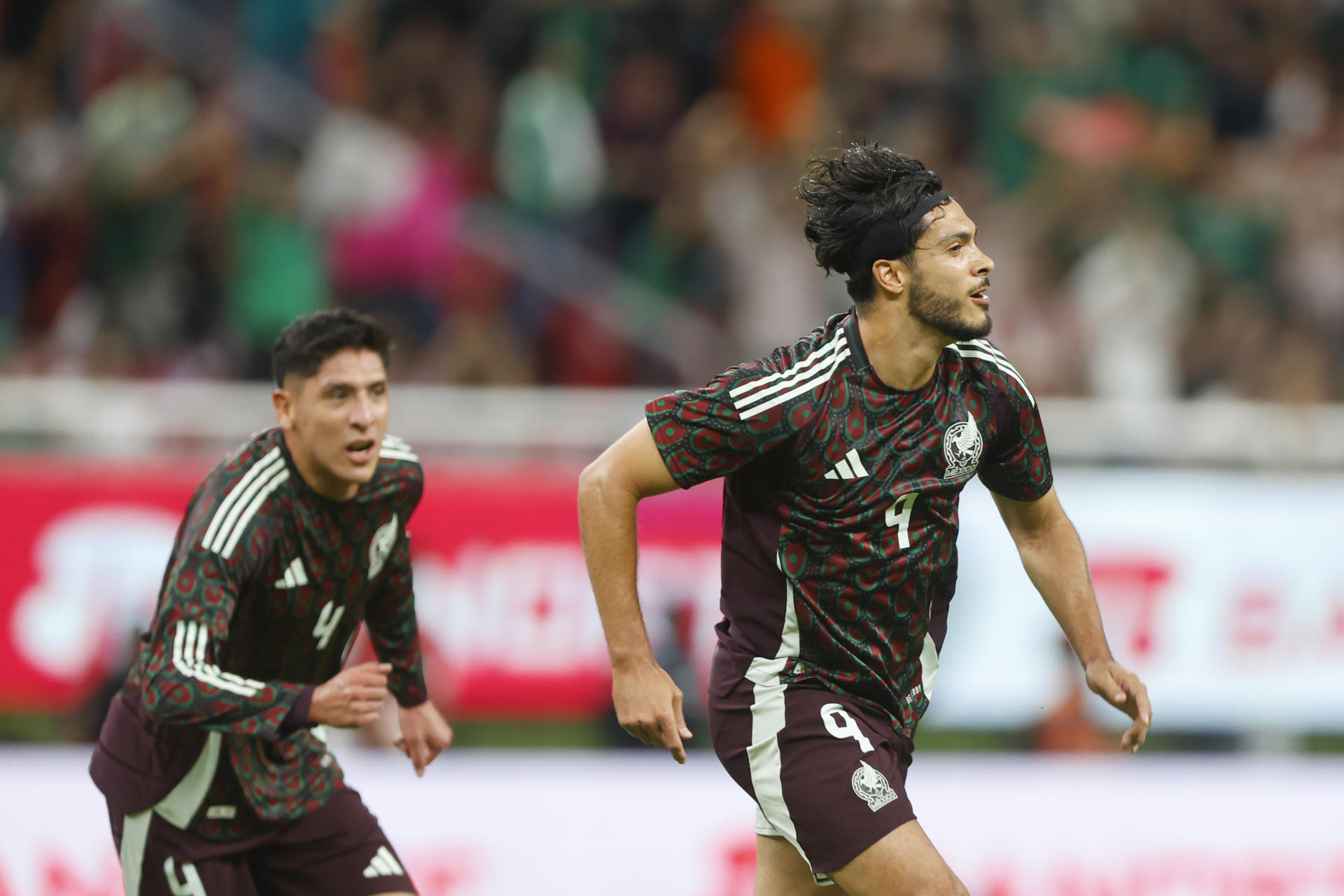 Raúl Jiménez (d) de México celebra un gol ante Estados Unidos, este martes durante un partido amistoso en el Estadio Akron, en Guadalajara (México). EFE/ Francisco Guasco
