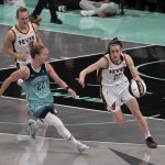 Caitlin Clark protege el balón durante un partido de WNBA entre New York Liberty e Indiana Fever. EFE/ Ángel Colmenares