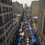 Fotografía archivo de personas en la zona comercial de la Rua 25 de Março en el centro de la ciudad de São Paulo (Brasil). EFE/ Isaac Fontana