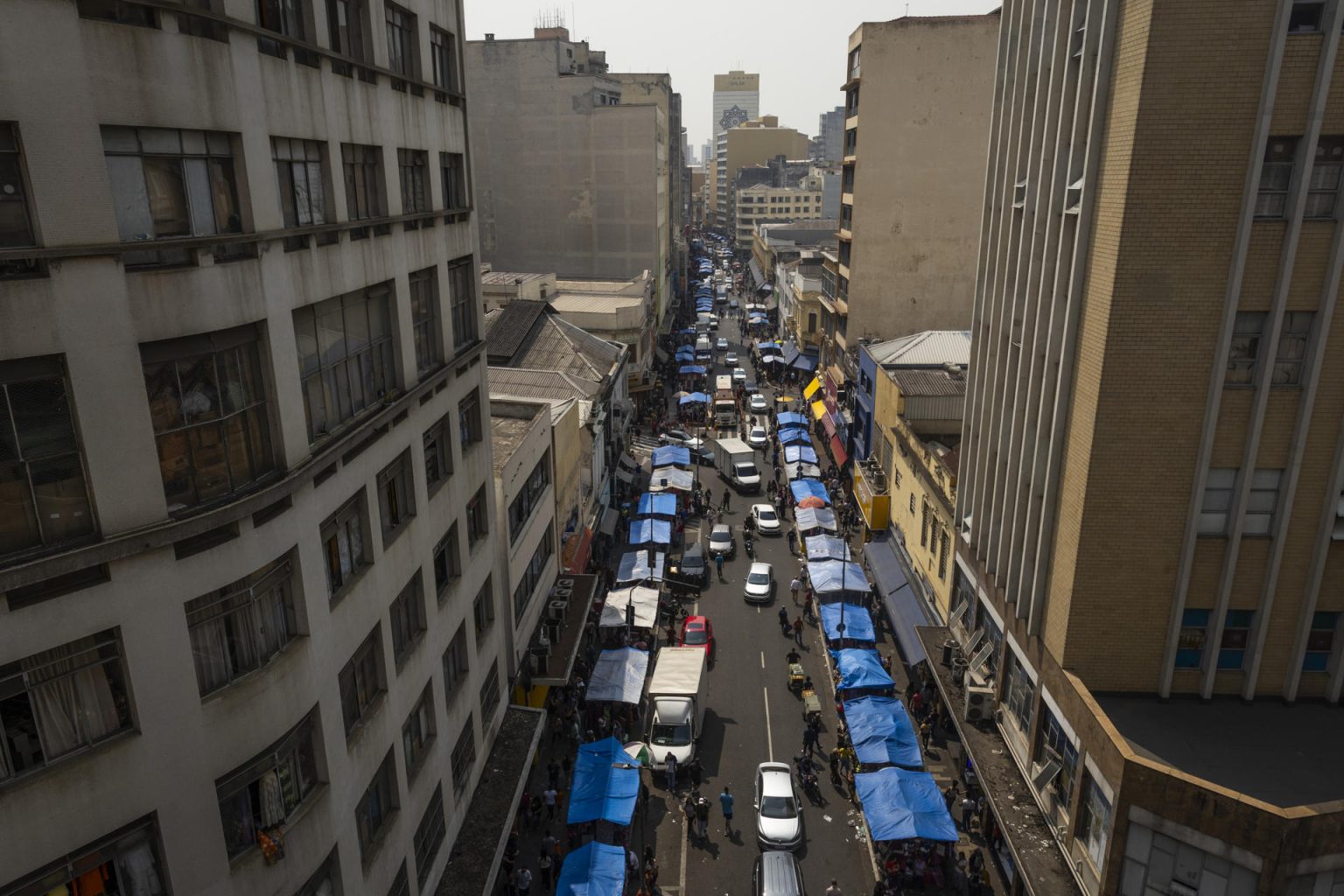 Fotografía archivo de personas en la zona comercial de la Rua 25 de Março en el centro de la ciudad de São Paulo (Brasil). EFE/ Isaac Fontana