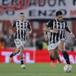 Hulk (d) de Mineiro controla el balón en un partido de las semifinales de la Copa Libertadores. EFE/ Juan Ignacio Roncoroni