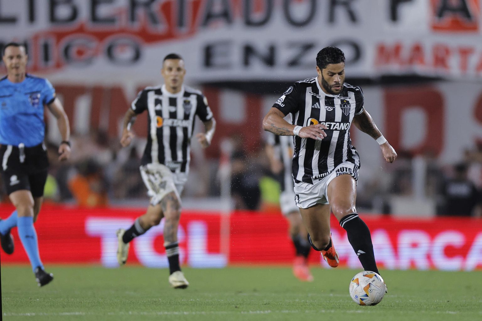 Hulk (d) de Mineiro controla el balón en un partido de las semifinales de la Copa Libertadores. EFE/ Juan Ignacio Roncoroni