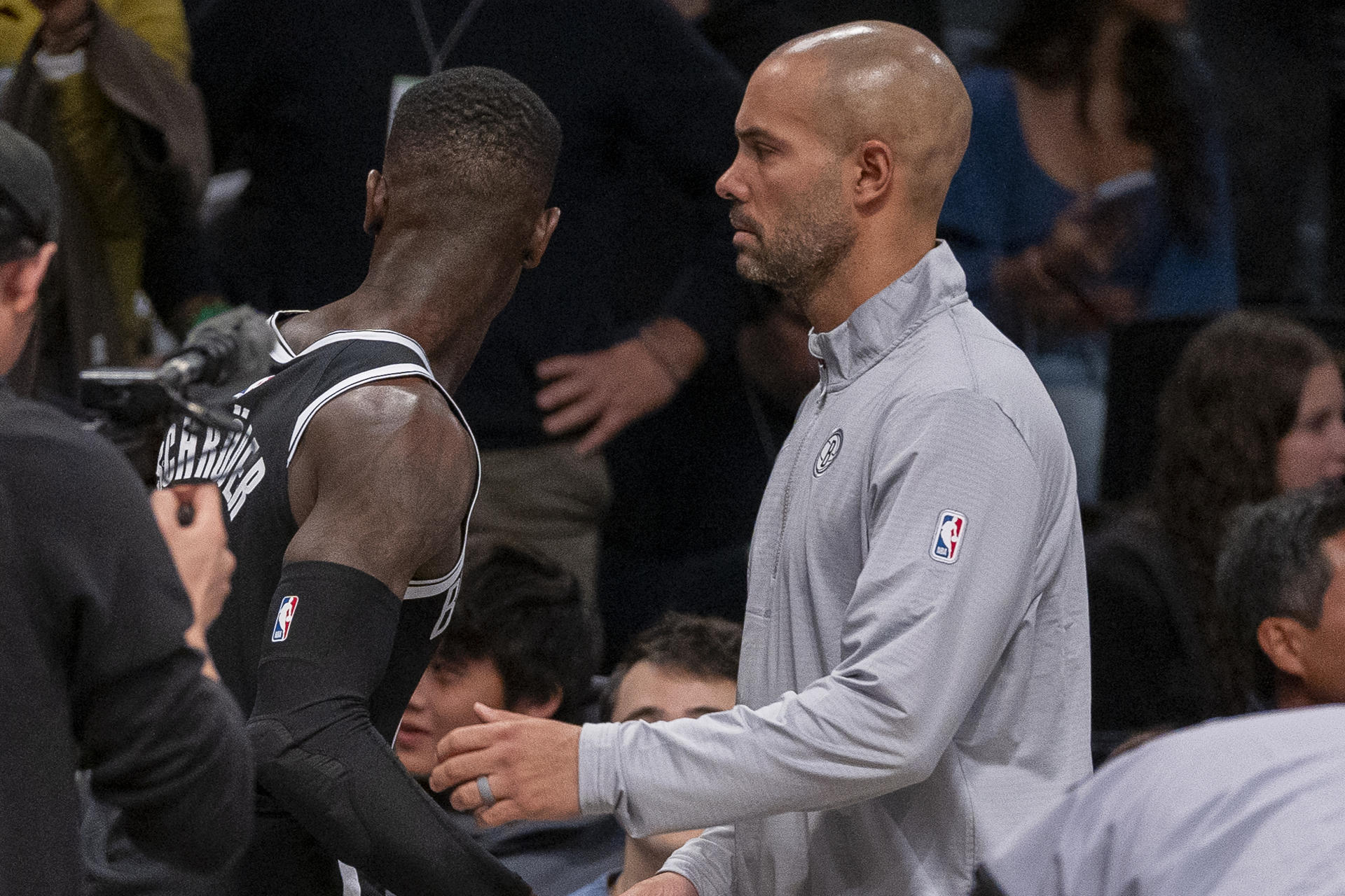 Jordi Fernández (d), entrenador de los Brooklyn Nets, dirige ante los Milwaukee Bucks durante un partido de la NBA en el Barclays Center de Nueva York (Estados Unidos). EFE/ Angel Colmenares
