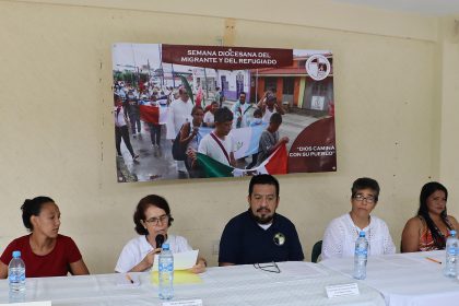 La migrante venezolana Joselin Rebeca Chirinos (i), la religiosa Ana Barbosa ( 2-i), el coordinador de la Dimensión Pastoral de la Movilidad Humana en la Diócesis de Tapachula, César Augusto Cañaveral (c), la misionera colombiana Marisela de los Santos López (2-d) y la migrante hondureña Karen Suyuapa Osorto (d) participan este miércoles, durante una conferencia de prensa en la ciudad de Tapachula, en el estado de Chiapas (México). EFE/Juan Manuel Blanco