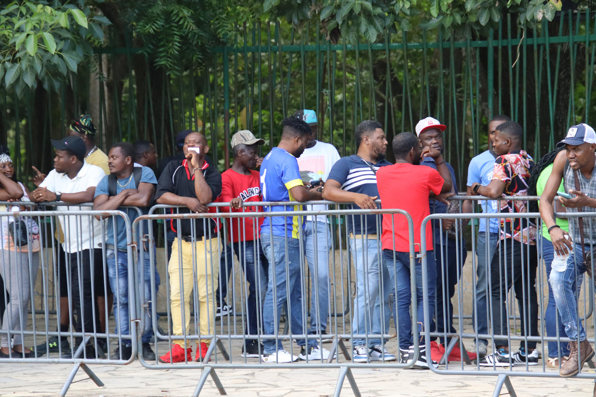 Migrantes hacen fila en espera de resolver su situación migratoria en el municipio de Tapachula, este jueves, en Chiapas (México). EFE/ Juan Manuel Blanco
