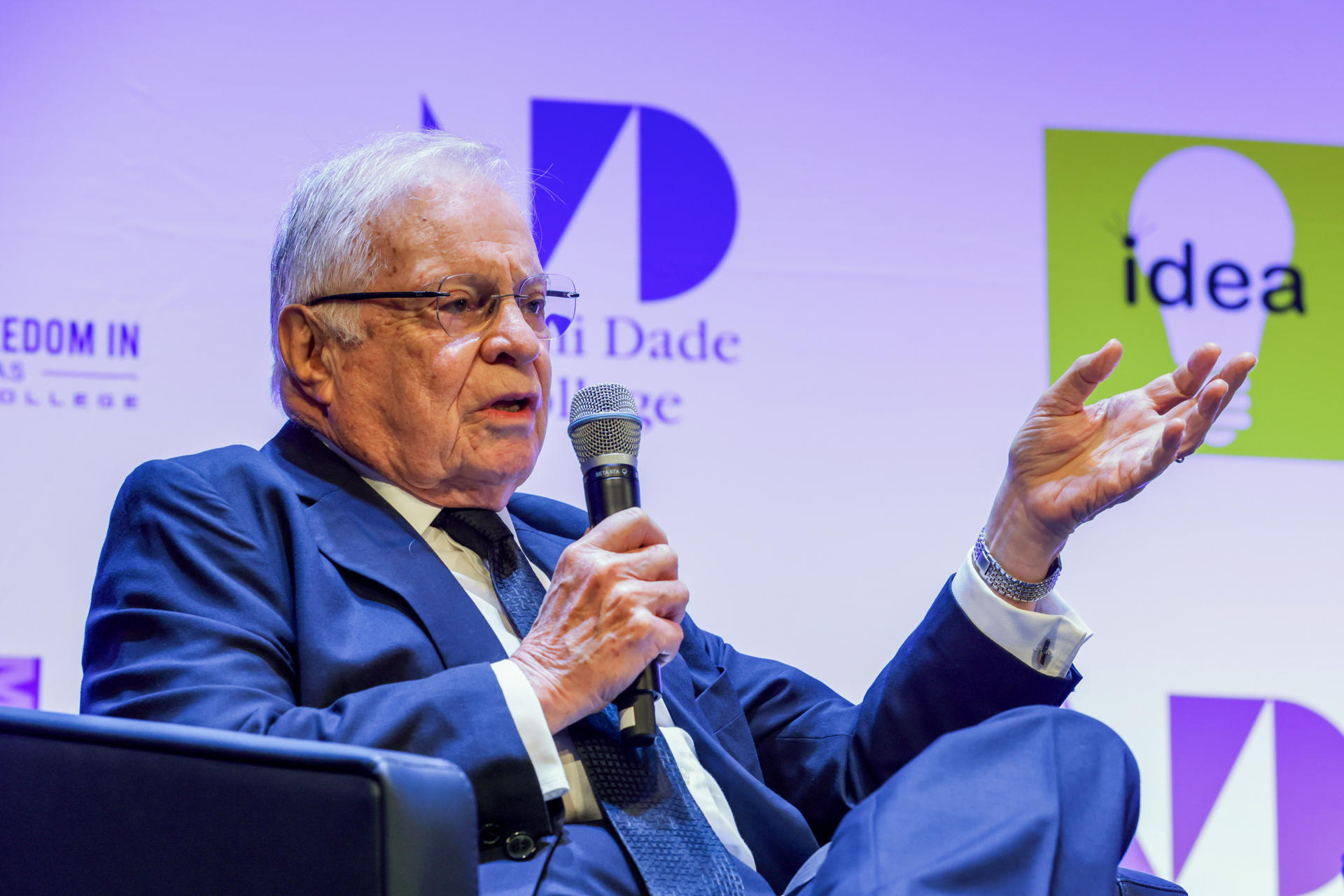 El expresidente de Costa Rica, Miguel Ángel Rodríguez, habla durante el IX Diálogo Presidencial sobre el tema 'Democracia de ciudadanos y migraciones' este jueves en Wolfson del Miami Dade College (MDC) en Miami (Estados Unidos). EFE/ Giorgio Viera
