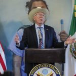 El embajador de Estados Unidos en México, Ken Salazar habla durante una rueda de prensa este jueves en la Ciudad de México (México). EFE/Isaac Esquivel