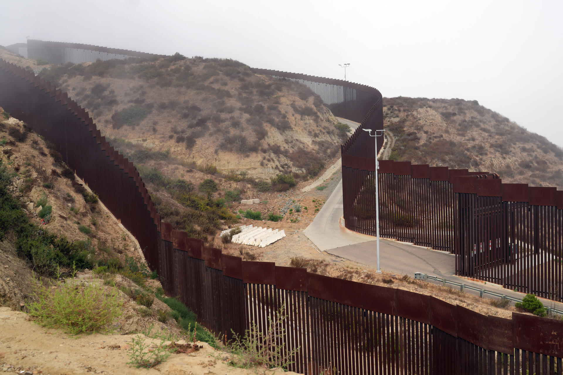 Fotografía del 8 de octubre de 2024 donde se muestra un tramo de la valla fronteriza entre Estados Unidos y México, en San Diego, California (Estados Unidos). EFE/ Manuel Ocaño
