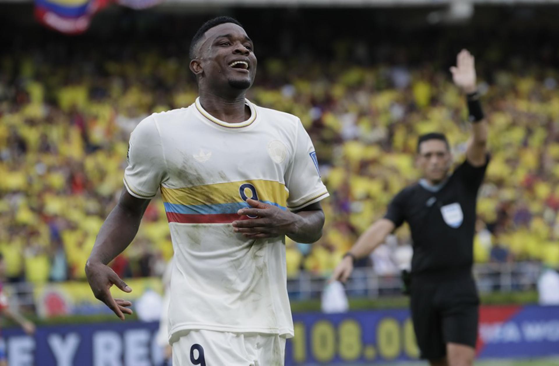 Jhon Córdoba de Colombia celebra un gol que luego fue anulado por fuera de lugar en un partido de las eliminatorias sudamericanas para el Mundial de 2026. EFE/ Carlos Ortega
