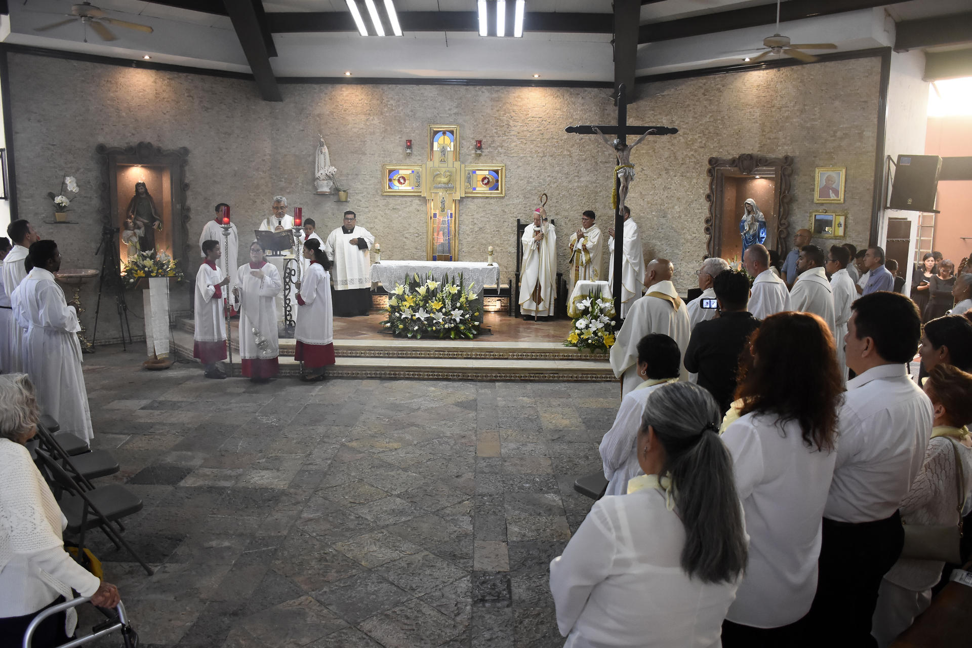 Fieles católicos participan en la misa para recibir las reliquias de San Juan Pablo II, este jueves en la Parroquia de San José, en Juitepec (México). 
Miles de feligreses recibieron con toda su fe y esperanza las reliquias de San Juan Pablo II, que consisten en una gota de sangre encapsulada, en el central estado mexicano de Morelos, dañado por la creciente violencia que ha vivido en los últimos años. EFE/Tony Rivera
