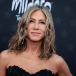 Fotografía de archivo del 14 de enero de 2024 de la actriz estadounidense Jennifer Aniston durante la edición 29 de los premios Critics Choice en el Barker Hangar en Santa Monica, California (EE.UU.). EFE/Allison Dinner