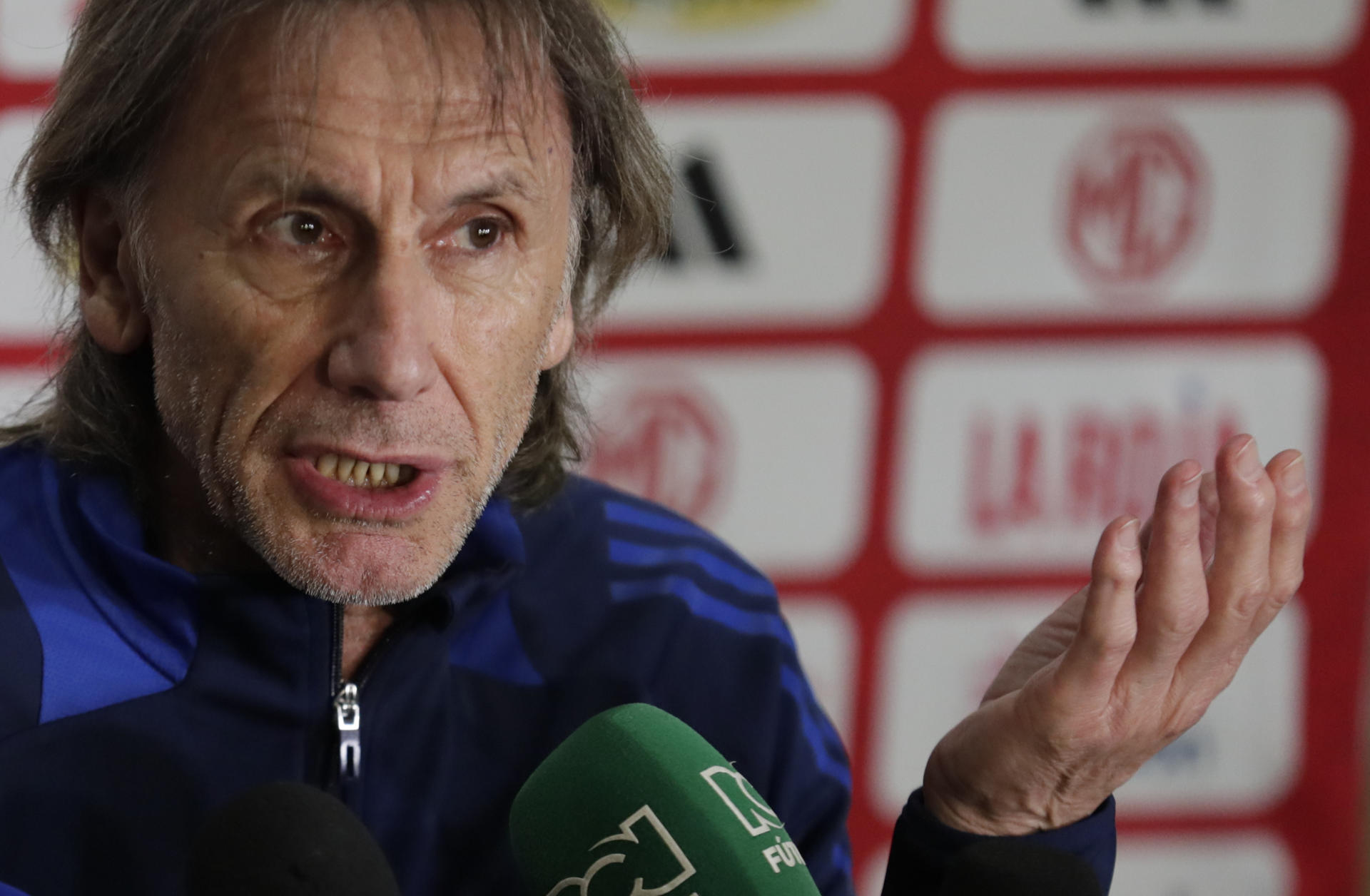 El seleccionador de Chile, el argentino Ricardo Gareca, en la rueda de prensa este lunes en Barranquilla (Colombia). EFE/ Carlos Ortega
