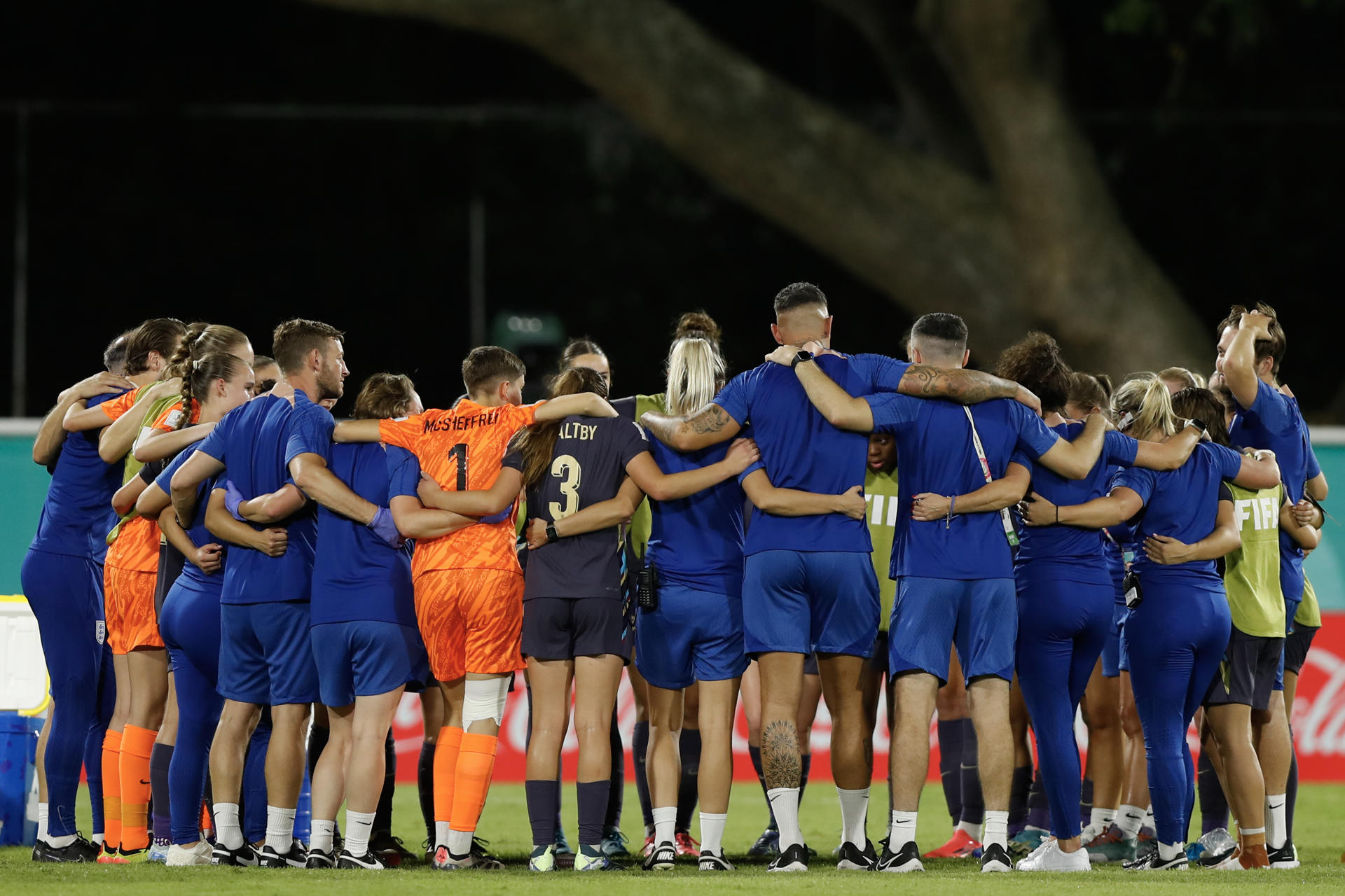 Jugadoras de Inglaterra se reúnen este domingo, en un partido del grupo A de la Copa Mundial Femenina sub-17. EFE/ Diana Sánchez
