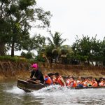 Fotografía de archivo del 8 de octubre de 2024 de migrantes transportándose en una lancha por el rio Turquesa desde el pueblo de Bajo Chiquito al centro de recepción migratoria de Lajas Blancas (Panamá). EFE/ Moncho Torres