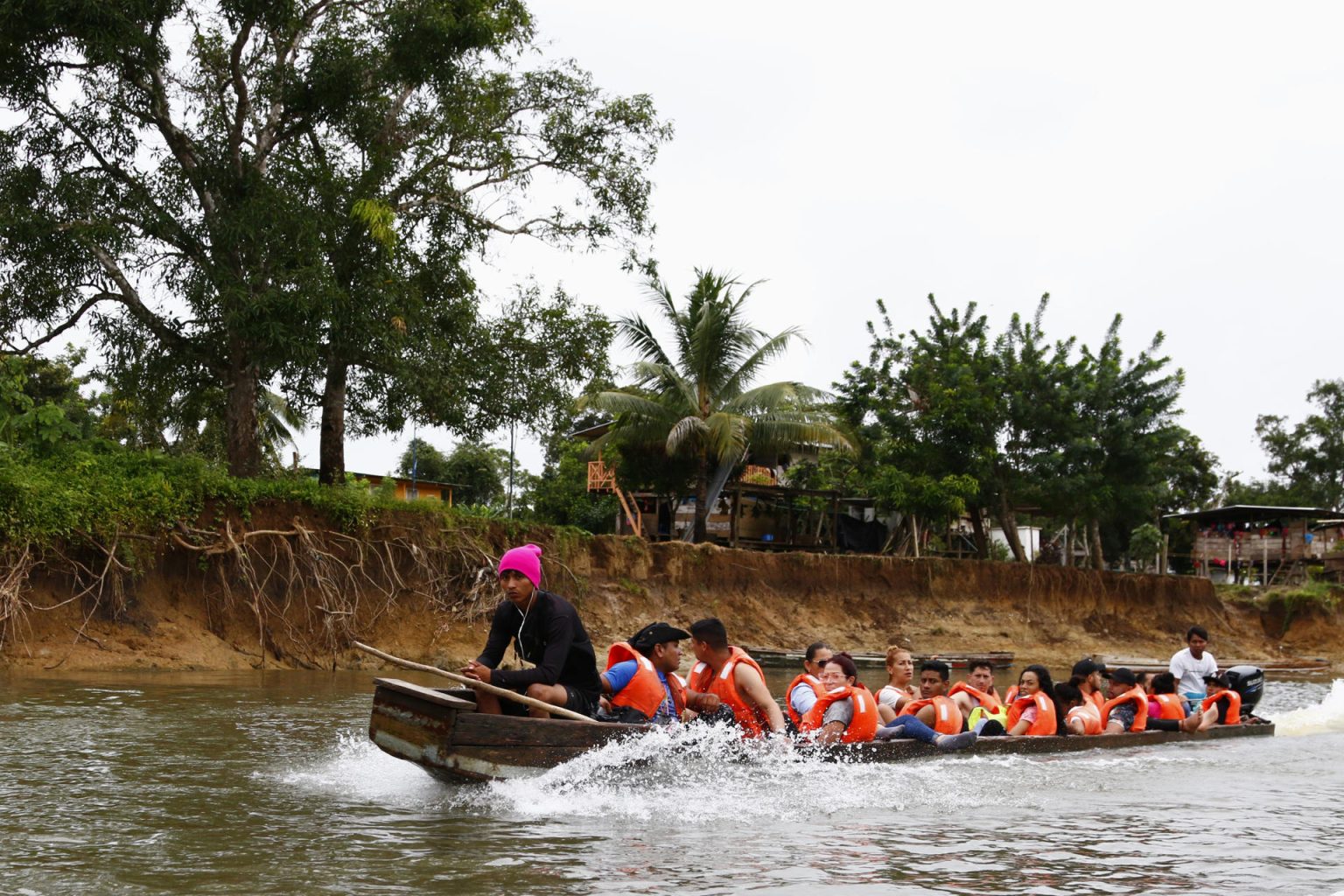 Fotografía de archivo del 8 de octubre de 2024 de migrantes transportándose en una lancha por el rio Turquesa desde el pueblo de Bajo Chiquito al centro de recepción migratoria de Lajas Blancas (Panamá). EFE/ Moncho Torres