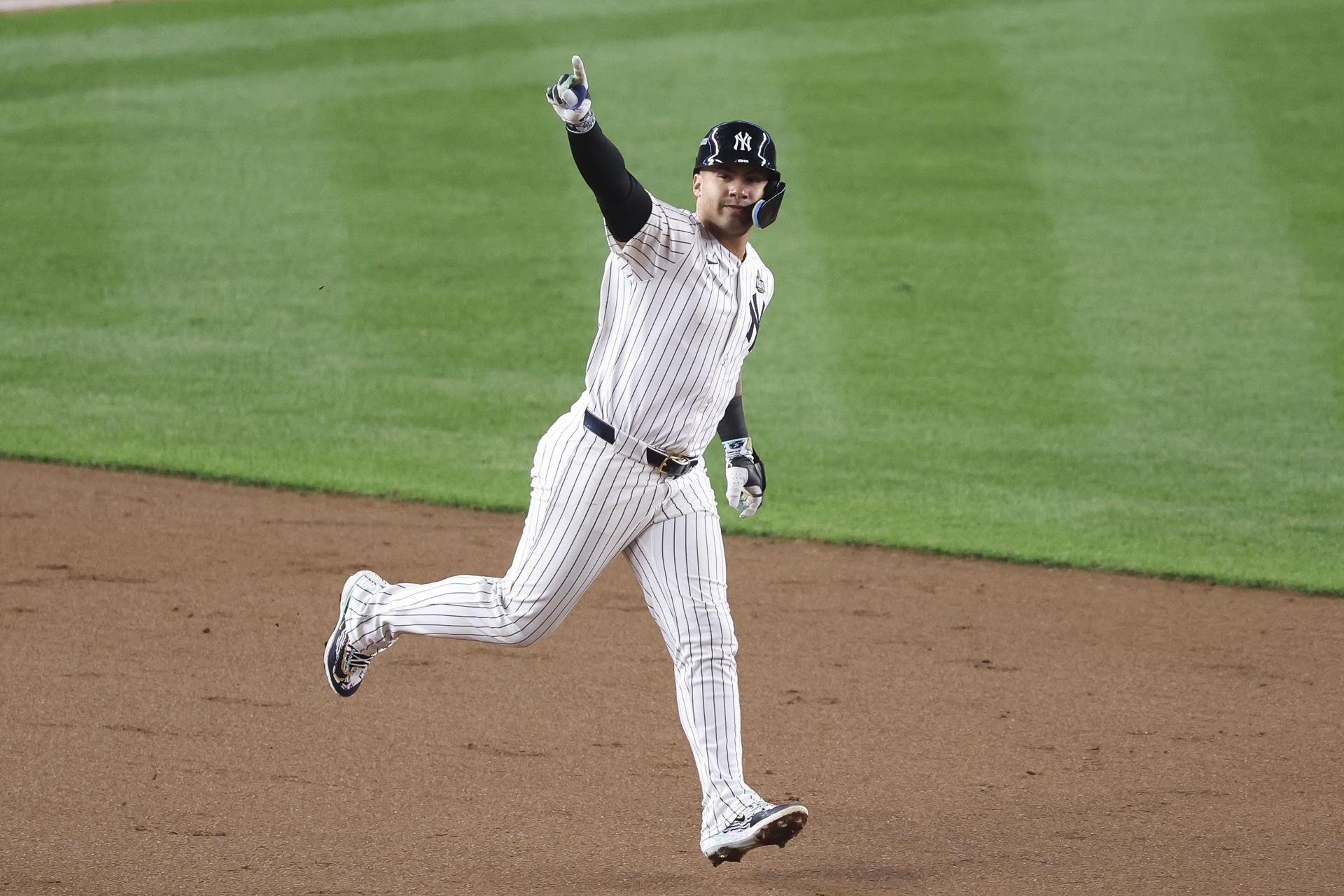 Gleyber Torres de los Yankees de Nueva York recorre las bases después de conectar un jonrón de tres carreras durante la octava entrada del cuarto juego de la Serie Mundial de las Grandes Ligas de Béisbol (MLB). EFE/EPA/SARAH YENESEL
