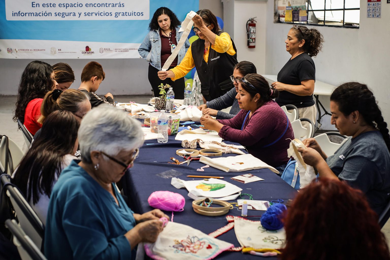 Integrantes de la organización civil Centro 32 participan con migrantes en talleres de costura este viernes en la ciudad de Tijuana, Baja California (México). EFE/Joebeth Terríquez