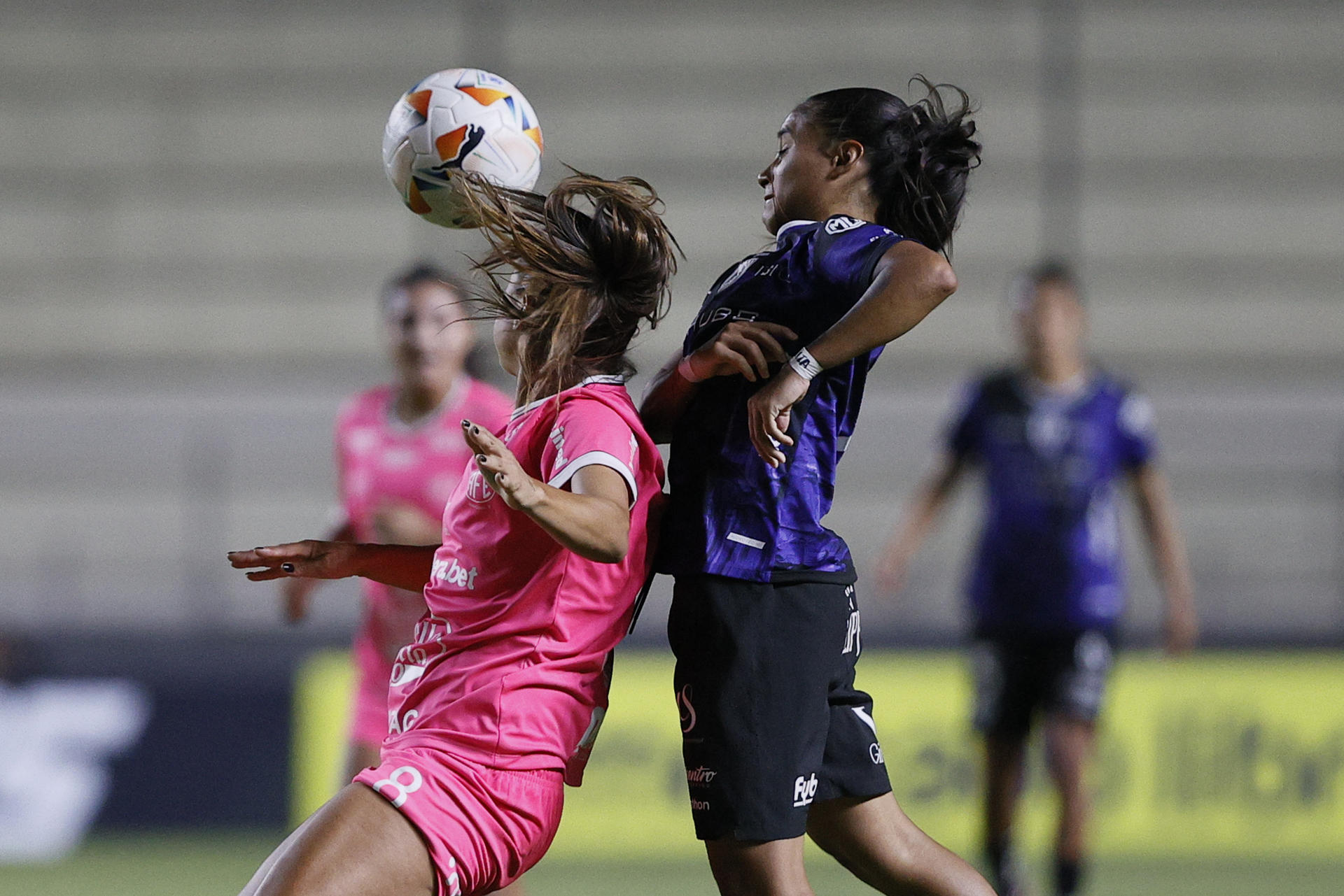 Pasaje del partido entre el Ferroviaria brasileño (rosado) y el Independiente del Valle ecuatoriano de la primera jornada del Grupo C de la Copa Libertadores femenina jugado en el estadio asunceno Arsenio Erico. EFE/ Juan Pablo Pino
