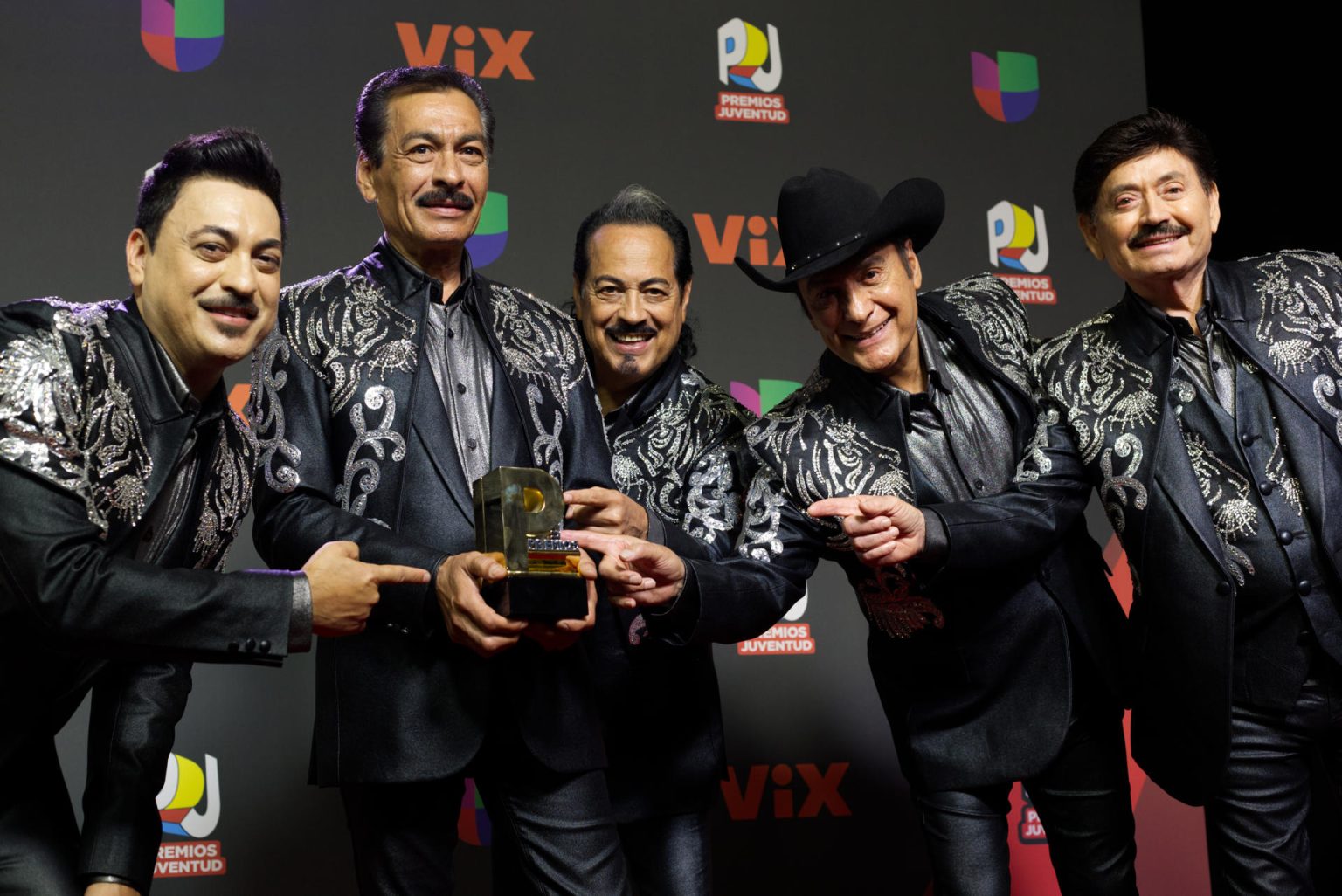 Imagen de archivo de los integrantes de la agrupación los Tigres del Norte posando en la alfombra roja de los Premios Juventud, en el coliseo José Miguel Agrelot en San Juan (Puerto Rico). EFE/ Thais Llorca