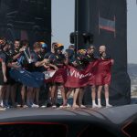 La tripulación del barco INEOS Britannia (GBR), celebra su victoria en la sexta jornada (mangas 10 y 11), de la final de la Copa Louis Vuitton (6-4), contra el Prada Luna Rossa Pirelli (ITA), por lo que se enfrentarán en la final al Emirates Team New Zealand por la Copa del América. EFE/ Toni Albir