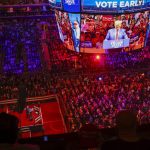 El candidato republicano a la presidencia estadounidense Donald Trump durante un acto electoral celebrado en el Madison Square Garden de Nueva York, Estados Unidos. EFE/ Sarah Yenesel