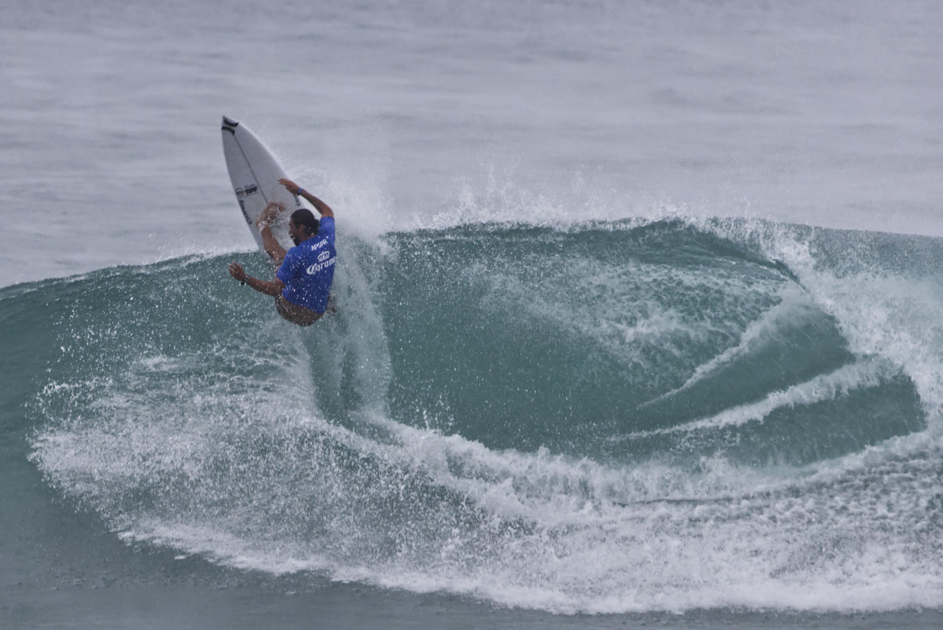 El salvadoreño Bryan Perez compite durante la final de la edición 38 del Corona Pro Surf Circuit en la playa Middles, en Isabela (Puerto Rico). EFE/ Thais Llorca
