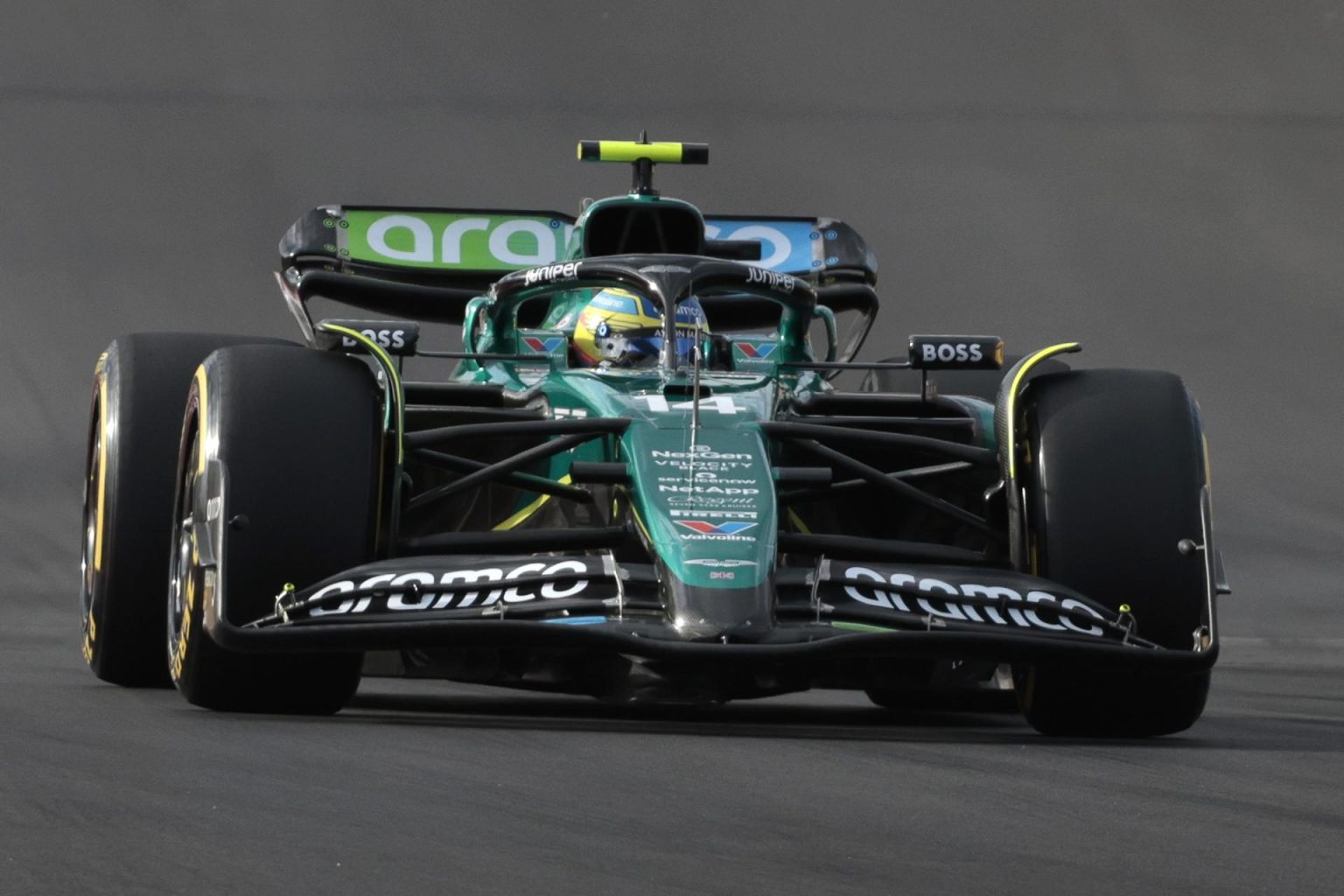 Fernando Alonso de España para el equipo Aston Martin en acción durante la clasificación para la carrera Sprint en Austin, Texas, EE.UU. EFE/EPA/JOHN MABANGLO