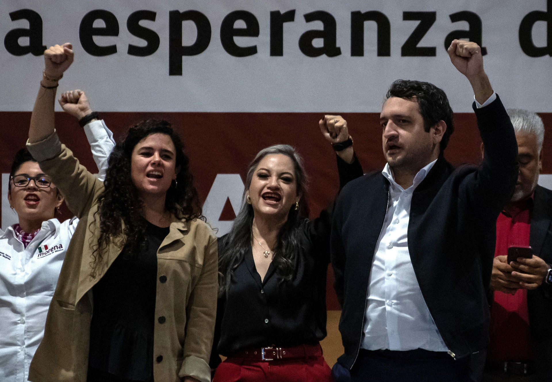 El secretario nacional de MORENA, Andrés Manuel López Beltrán (d) y la presidenta del partido, Luisa María Alcalde (i), participan en una asamblea informativa con militantes, este domingo en Monterrey, en el estado de Nuevo León (México). EFE/Miguel Sierra
