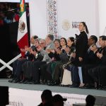 La presidenta de México, Claudia Sheinbaum (c), participa en la conmemoración del 'Bicentenario de la República', este jueves en el zócalo de la Ciudad de México (México). EFE/ Mario Guzmán