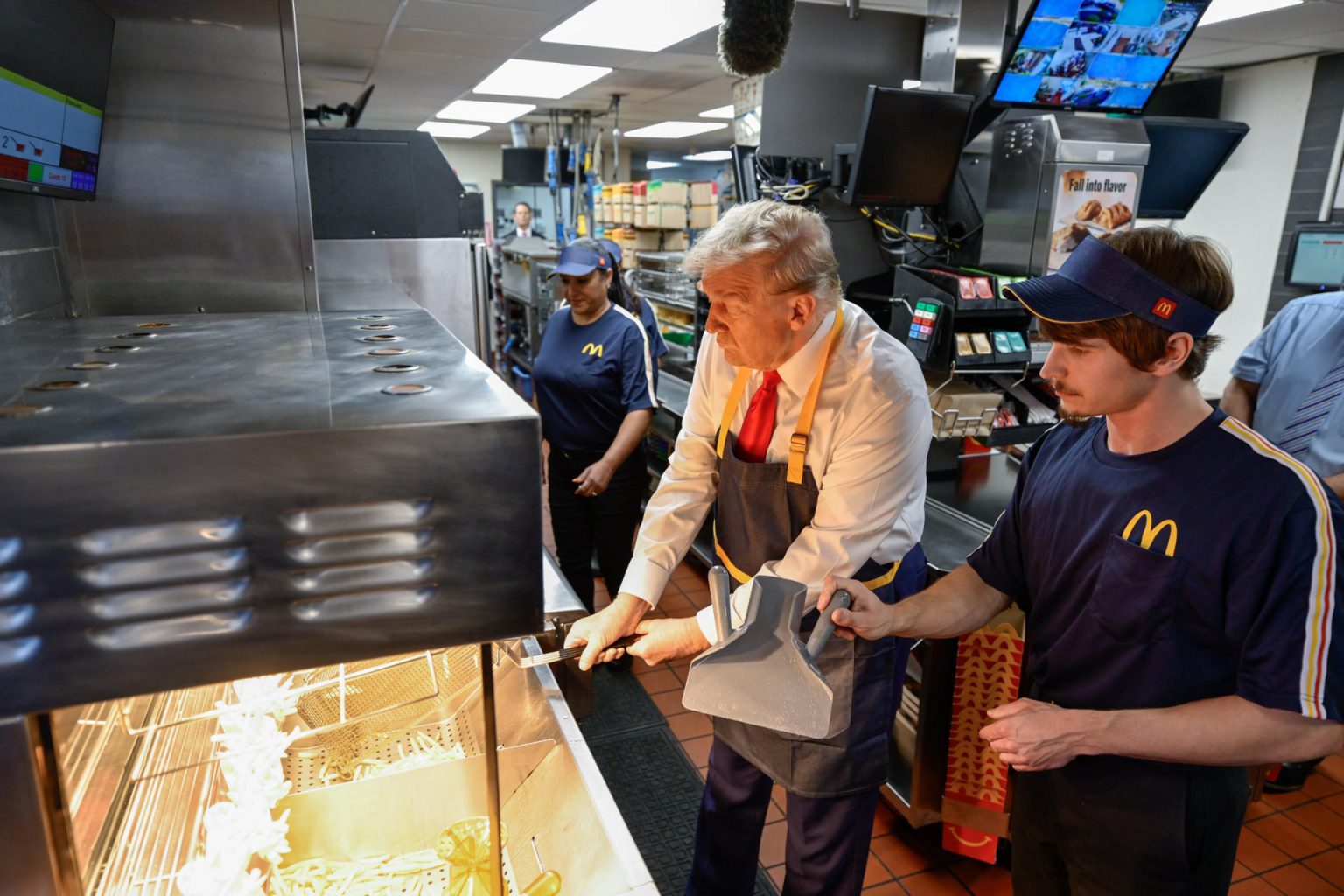 Fotografía tomada de la cuenta en X del asesor de comunicación del candidato republicano a la Casa Blanca, el expresidente (2017-2021) Donald Trump, Dan Scavino Jr., donde se ve a Trump cocinando papas fritas en un local de McDonald's en Feasterville (EE.UU.). EFE/ @danscavino /SOLO USO EDITORIAL/ SOLO DISPONIBLE PARA ILUSTRAR LA NOTICIA QUE ACOMPAÑA (CRÉDITO OBLIGATORIO)