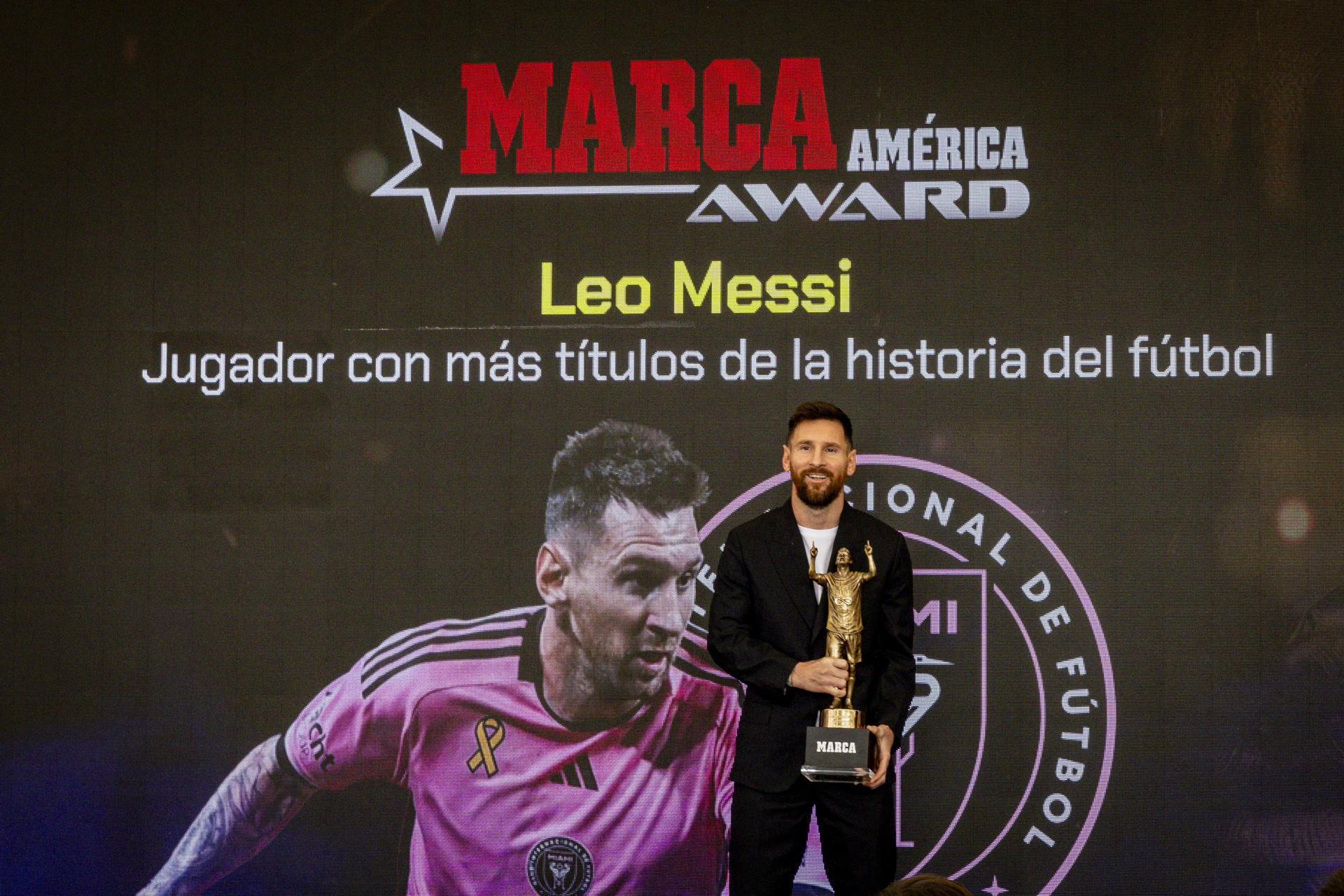 El futbolista argentino Lionel Messi sostiene la copa del Premio Marca América durante una ceremonia, este jueves en el Estadio Chase en Fort Lauderdale, en Florida (Estados Unidos). EFE/Eva Marie Uzcátegui
