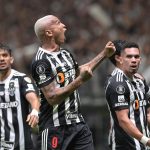 El delantero Dayverson (c) celebra uno de los dos goles que aportó este martes a la goleada por 3-0 de Atlético Mineiro a River Plate en Belo Horizonte en partido de ida de las semifinales de la Copa Libertadores. EFE/ Joao Guilherme