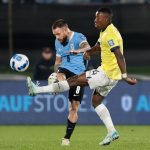 Nahitan Nández (i) de Uruguay disputa un balón con Alan Minda de Ecuador en un partido de las eliminatorias sudamericanas para el Mundial 2026. EFE/ Gastón Britos