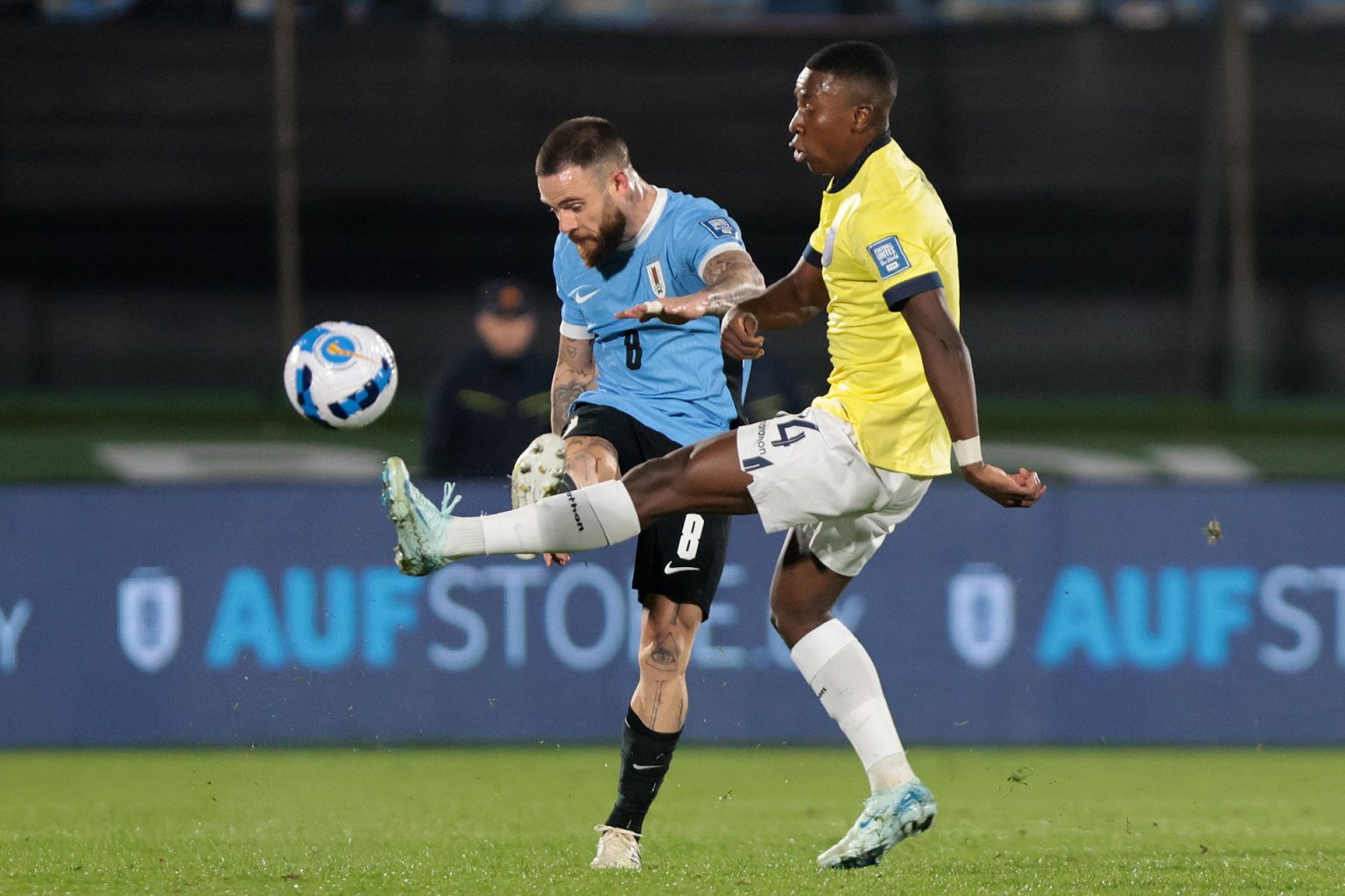 Nahitan Nández (i) de Uruguay disputa un balón con Alan Minda de Ecuador en un partido de las eliminatorias sudamericanas para el Mundial 2026. EFE/ Gastón Britos