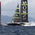 El INEOS Britannia (d) volvió a ganar la primera manga de la quinta jornada de la final de la Copa Louis Vuitton, como ha ocurrido en los tres anteriores días de regatas, y aprieta al Luna Rossa Prada Pirelli italiano (i) (5-4).EFE/ Quique García