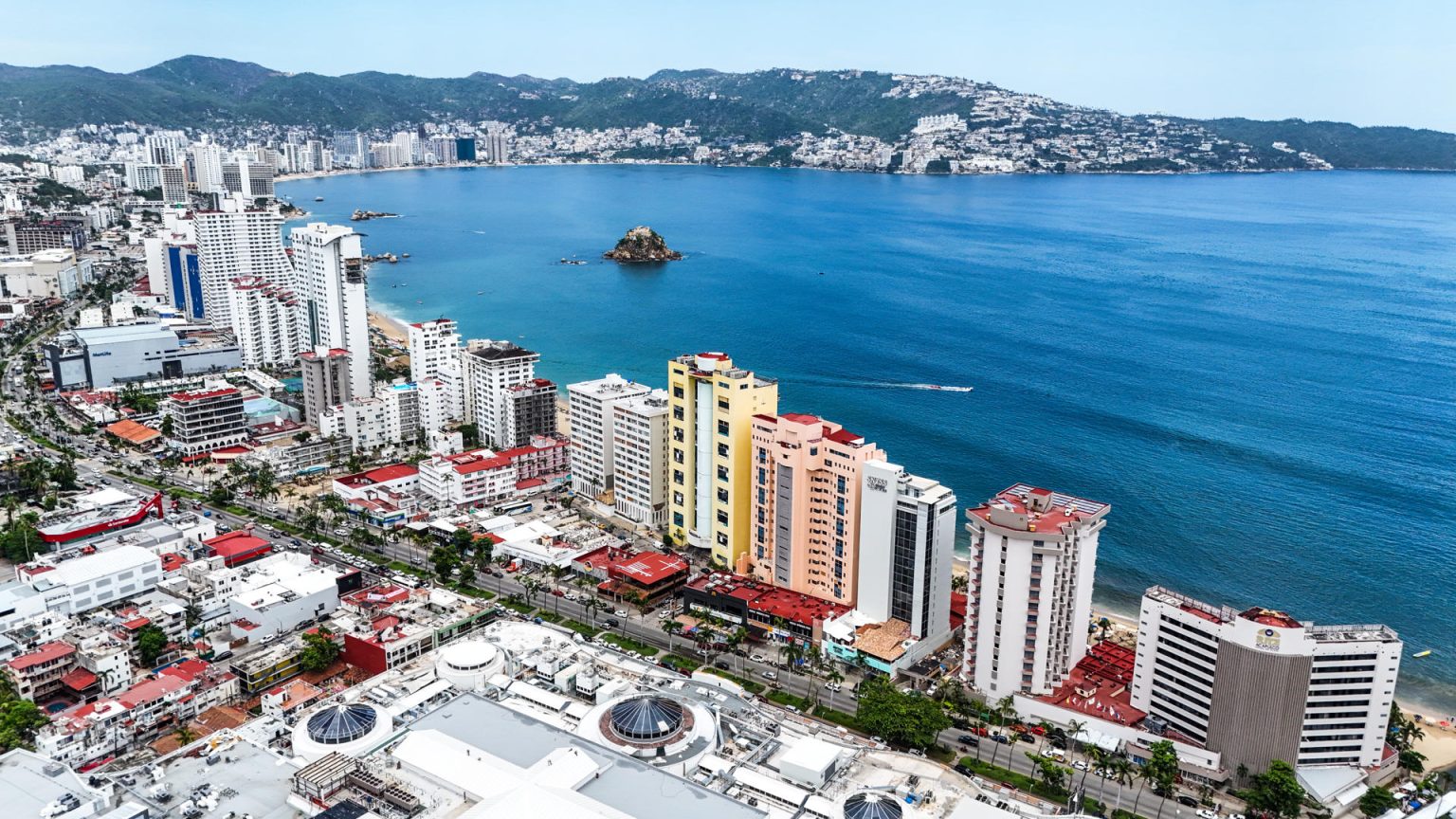 Fotografía aérea de un hotel en el balneario de Acapulco en el estado de Guerrero (México). EFE/David Guzmán