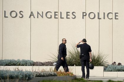 Imagen de archivo de policías del departamento de policía de Los Angeles a las afueras de la comisaría en Los Angeles, California, Estados Unidos. EFE/Paul Buck